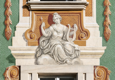 Schloss Bruchsal - Südliche Orangerie / Kavaliersbau - Von Außen - Von Westen - Blick auf die 15. (von Norden/von links gezählt) Allegorie bzw. Figur: vermutlich "Gefährtin der Diana" (Göttin der Jagd) (ursprünglich gemalt von Giovanni Francesco Marchini, zwischen 1732 und 1737, restauriert von Josef Mariano Kitschker, zwischen 1900 und 1910, erneut restauriert von Klaus Siller (Fassadenmalerei) und Walter Maschke (Allegorien), 1976) (aufgenommen im September 2018, am späten Nachmittag) Schloss Bruchsal - Südliche Orangerie / Kavaliersbau - Von Außen - Von Westen - Blick auf die 15. (von Norden/von links gezählt) Allegorie bzw. Figur: vermutlich "Gefährtin der Diana" (Göttin der Jagd) (ursprünglich gemalt von Giovanni Francesco Marchini, zwischen 1732 und 1737, restauriert von Josef Mariano Kitschker, zwischen 1900 und 1910, erneut restauriert von Klaus Siller (Fassadenmalerei) und Walter Maschke (Allegorien), 1976) (aufgenommen im September 2018, am späten Nachmittag)