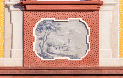 Schloss Bruchsal - Kirchenflügel / Hofkirche / St. Damian und Hugo - Von Westen - Untere linke Landschaftgrisaille der Westfassade (ursprünglich gemalt von Giovanni Francesco Marchini, zwischen 1732 und 1737) (aufgenommen im September 2018, am späten Nachmittag)