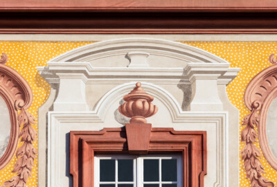 Schloss Bruchsal - Kirchenflügel / Hofkirche / St. Damian und Hugo - Von Westen - Details der illusionistischen Fassadenmalerei (Mitte, oben) (ursprünglich gemalt von Giovanni Francesco Marchini, zwischen 1732 und 1737) (aufgenommen im September 2018, am späten Nachmittag)