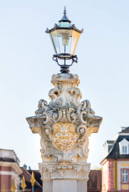 Schloss Bruchsal - Ehrenhof - Nördliches Tor, östlicher Torpfosten, Nordseite - Blick auf den Torpfosten mit Laterne und dem Familienwappen von Damian August Philipp Karl Reichsgraf von Limburg-Stirum (aufgenommen im Oktober 2018, am Vormittag) Schloss Bruchsal - Ehrenhof - Nördliches Tor, östlicher Torpfosten, Nordseite - Blick auf den Torpfosten mit Laterne und dem Familienwappen von Damian August Philipp Karl Reichsgraf von Limburg-Stirum (aufgenommen im Oktober 2018, am Vormittag)