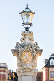 Schloss Bruchsal - Ehrenhof - Nördliches Tor, östlicher Torpfosten, Nordseite - Blick auf den Torpfosten mit Laterne und dem Familienwappen von Damian August Philipp Karl Reichsgraf von Limburg-Stirum (aufgenommen im Oktober 2018, am Vormittag) Schloss Bruchsal - Ehrenhof - Nördliches Tor, östlicher Torpfosten, Nordseite - Blick auf den Torpfosten mit Laterne und dem Familienwappen von Damian August Philipp Karl Reichsgraf von Limburg-Stirum (aufgenommen im Oktober 2018, am Vormittag)