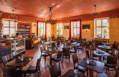 Schloss Bruchsal - Hofzahlamt / Schlosscafé - Von innen - Blick durch den Gastraum des Schlosscafés nach Südosten (aufgenommen im Oktober 2018, am späten Vormittag) Schloss Bruchsal - Hofzahlamt / Schlosscafé - Von innen - Blick durch den Gastraum des Schlosscafés nach Südosten (aufgenommen im Oktober 2018, am späten Vormittag)