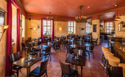 Schloss Bruchsal - Hofzahlamt / Schlosscafé - Von innen - Blick durch den Gastraum des Schlosscafés nach Nordwesten (aufgenommen im Oktober 2018, am späten Vormittag) Schloss Bruchsal - Hofzahlamt / Schlosscafé - Von innen - Blick durch den Gastraum des Schlosscafés nach Nordwesten (aufgenommen im Oktober 2018, am späten Vormittag)