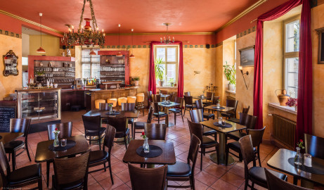 Schloss Bruchsal - Hofzahlamt / Schlosscafé - Von innen - Blick durch den Gastraum des Schlosscafés nach Osten (aufgenommen im Oktober 2018, am späten Vormittag) Schloss Bruchsal - Hofzahlamt / Schlosscafé - Von innen - Blick durch den Gastraum des Schlosscafés nach Osten (aufgenommen im Oktober 2018, am späten Vormittag)