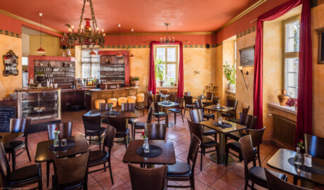 Schloss Bruchsal - Hofzahlamt / Schlosscafé - Von innen - Blick durch den Gastraum des Schlosscafés nach Osten (aufgenommen im Oktober 2018, am späten Vormittag) Schloss Bruchsal - Hofzahlamt / Schlosscafé - Von innen - Blick durch den Gastraum des Schlosscafés nach Osten (aufgenommen im Oktober 2018, am späten Vormittag)