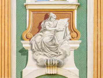 Schloss Bruchsal - Südliche Orangerie / Kavaliersbau - Von Außen - Von Westen - Blick auf die 10. (von Norden/von links gezählt) Allegorie bzw. Figur: vermutlich die "Trigonometrie" oder "Geometrie" (ursprünglich gemalt von Giovanni Francesco Marchini, zwischen 1732 und 1737, restauriert von Josef Mariano Kitschker, zwischen 1900 und 1910, erneut restauriert von Klaus Siller (Fassadenmalerei) und  Walter Maschke (Allegorien), 1976) (aufgenommen im Oktober 2018, um die Mittagszeit)