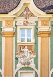 Schloss Bruchsal - Südliche Orangerie / Kavaliersbau - Von Außen - Von Westen - Blick auf die mittlere / 8. (von Norden/von links gezählt) Allegorie bzw. Figur (vermutlich die "Architektur") sowie auf das Allianzwappen im zentralen Giebelfeld / Frontispiz (unten: Wappen des Fürstbischofs Franz Christoph von Hutten zum Stolzenberg, links: Wappen des Hochstifts Speyer, rechts: Wappen der Propstei Weißenburg) (ursprünglich gemalt von Giovanni Francesco Marchini, zwischen 1732 und 1737, restauriert von Josef Mariano Kitschker, zwischen 1900 und 1910, erneut restauriert von Klaus Siller (Fassadenmalerei) und Walter Maschke (Allegorien), 1976) (aufgenommen im Oktober 2018, am frühen Nachmittag) Schloss Bruchsal - Südliche Orangerie / Kavaliersbau - Von Außen - Von Westen - Blick auf die mittlere / 8. (von Norden/von links gezählt) Allegorie bzw. Figur (vermutlich die "Architektur") sowie auf das Allianzwappen im zentralen Giebelfeld / Frontispiz (unten: Wappen des Fürstbischofs Franz Christoph von Hutten zum Stolzenberg, links: Wappen des Hochstifts Speyer, rechts: Wappen der Propstei Weißenburg) (ursprünglich gemalt von Giovanni Francesco Marchini, zwischen 1732 und 1737, restauriert von Josef Mariano Kitschker, zwischen 1900 und 1910, erneut restauriert von Klaus Siller (Fassadenmalerei) und Walter Maschke (Allegorien), 1976) (aufgenommen im Oktober 2018, am frühen Nachmittag)
