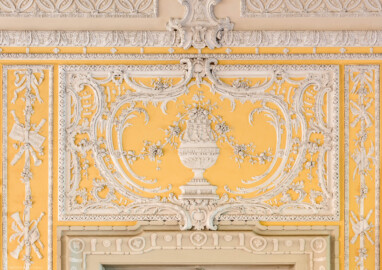 Schloss Bruchsal - Kammerflügel - Von innen - Kammermusiksaal - Stuckdekorationen über der nordwestlichen Tür (Saal ursprünglich gestaltet von Joachim Günther; heute genutzt von den Bruchsaler Schlosskonzerten) (aufgenommen im Oktober 2018, am Nachmittag)