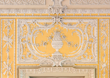 Schloss Bruchsal - Kammerflügel - Von innen - Kammermusiksaal - Stuckdekorationen über der nordwestlichen Tür (Saal ursprünglich gestaltet von Joachim Günther; heute genutzt von den Bruchsaler Schlosskonzerten) (aufgenommen im Oktober 2018, am Nachmittag) Schloss Bruchsal - Kammerflügel - Von innen - Kammermusiksaal - Stuckdekorationen über der nordwestlichen Tür (Saal ursprünglich gestaltet von Joachim Günther; heute genutzt von den Bruchsaler Schlosskonzerten) (aufgenommen im Oktober 2018, am Nachmittag)