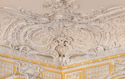 Schloss Bruchsal - Kammerflügel - Von innen - Kammermusiksaal - Stuckdekorationen in der nordwestlichen Decke (Saal ursprünglich gestaltet von Joachim Günther; heute genutzt von den Bruchsaler Schlosskonzerten) (aufgenommen im Oktober 2018, am Nachmittag)
