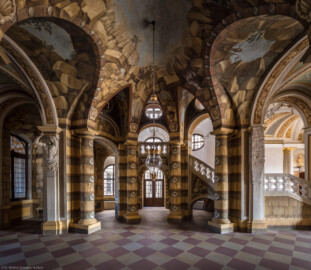 Schloss Bruchsal - Hauptbau - Erdgeschoss - Grotte - Blick von Süden auf den nördlichen Teil der Grotte (Malereien ursprünglich von Giovanni Francesco Marchini, 1731 bis 1736, rekonstruiert von Manfred Leitenmeier, 1971 bis 1980, Herme rekonstruiert von Hans Volker Dursy, 1973) (aufgenommen im Oktober 2018, am späten Vormittag) Schloss Bruchsal - Hauptbau - Erdgeschoss - Grotte - Blick von Süden auf den nördlichen Teil der Grotte (Malereien ursprünglich von Giovanni Francesco Marchini, 1731 bis 1736, rekonstruiert von Manfred Leitenmeier, 1971 bis 1980, Herme rekonstruiert von Hans Volker Dursy, 1973) (aufgenommen im Oktober 2018, am späten Vormittag)