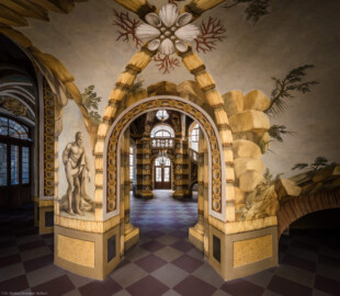 Schloss Bruchsal - Hauptbau - Erdgeschoss - Grotte - Blick von der Tür zum südlichen Innenhof nach Norden (Malereien ursprünglich von Giovanni Francesco Marchini, 1731 bis 1736, restauriert von Manfred Leitenmeier, 1971 bis 1980) (aufgenommen im Oktober 2018, am späten Vormittag)