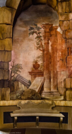 Schloss Bruchsal - Hauptbau - Erdgeschoss - Grotte, Südwestseite - Von Nordost - Landschaftsmalerei, rechts verbliebene Brandspuren von 1945 (Malereien ursprünglich von Giovanni Francesco Marchini, 1731 bis 1736, rekonstruiert von Manfred Leitenmeier, 1971 bis 1980) (aufgenommen im Oktober 2018, um die Mittagszeit) Schloss Bruchsal - Hauptbau - Erdgeschoss - Grotte, Südwestseite - Von Nordost - Landschaftsmalerei, rechts verbliebene Brandspuren von 1945 (Malereien ursprünglich von Giovanni Francesco Marchini, 1731 bis 1736, rekonstruiert von Manfred Leitenmeier, 1971 bis 1980) (aufgenommen im Oktober 2018, um die Mittagszeit)