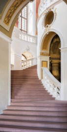 Schloss Bruchsal - Hauptbau / Corps de Logis - Erdgeschoss - Eingangshalle / Intrada / Treppenhaus - Blick auf den südlichen Aufgang des Treppenhauses (Treppenhaus entworfen von Balthasar Neumann; Malereien ursprünglich von Giovanni Francesco Marchini, restauriert von Hermenegild Peiker) (aufgenommen im Oktober 2018, am Nachmittag) Schloss Bruchsal - Hauptbau / Corps de Logis - Erdgeschoss - Eingangshalle / Intrada / Treppenhaus - Blick auf den südlichen Aufgang des Treppenhauses (Treppenhaus entworfen von Balthasar Neumann; Malereien ursprünglich von Giovanni Francesco Marchini, restauriert von Hermenegild Peiker) (aufgenommen im Oktober 2018, am Nachmittag)