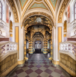 Schloss Bruchsal - Hauptbau - Erdgeschoss - Grotte / Intrada / Eingang - Blick vom Eingang / der Intrada nach Westen in die Grotte, auf beiden Seiten die ansteigenden Treppen (Malereien ursprünglich von Giovanni Francesco Marchini, Grotte restauriert von Manfred Leitenmeier, Intrada restauriert von Hermenegild Peiker, Treppe entworfen von Balthasar Neumann) (aufgenommen im Oktober 2018, am späten Vormittag) Schloss Bruchsal - Hauptbau - Erdgeschoss - Grotte / Intrada / Eingang - Blick vom Eingang / der Intrada nach Westen in die Grotte, auf beiden Seiten die ansteigenden Treppen (Malereien ursprünglich von Giovanni Francesco Marchini, Grotte restauriert von Manfred Leitenmeier, Intrada restauriert von Hermenegild Peiker, Treppe entworfen von Balthasar Neumann) (aufgenommen im Oktober 2018, am späten Vormittag)