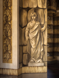 Schloss Bruchsal - Hauptbau - Erdgeschoss - Grotte, Südwestseite - Von Westen - Blick vom Gartensaal durch das südöstliche Fenster auf eine weibliche Figur (Malereien ursprünglich von Giovanni Francesco Marchini, 1731 bis 1736, rekonstruiert von Manfred Leitenmeier, 1971 bis 1980) (aufgenommen im Oktober 2018, am Nachmittag)