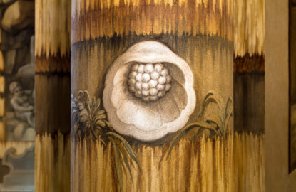 Schloss Bruchsal - Hauptbau - Erdgeschoss - Grotte - Ornamentale Bemalung mit Muschel einer der zentralen Säulen der Grotte (Malereien ursprünglich von Giovanni Francesco Marchini, 1731 bis 1736, rekonstruiert von Manfred Leitenmeier, 1971 bis 1980) (aufgenommen im Oktober 2018, am Nachmittag) Schloss Bruchsal - Hauptbau - Erdgeschoss - Grotte - Ornamentale Bemalung mit Muschel einer der zentralen Säulen der Grotte (Malereien ursprünglich von Giovanni Francesco Marchini, 1731 bis 1736, rekonstruiert von Manfred Leitenmeier, 1971 bis 1980) (aufgenommen im Oktober 2018, am Nachmittag)