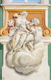 Schloss Bruchsal - Nördliche Orangerie / Nebendienstdienerbau - Von Außen / Von Westen - Blick auf die 12. Allegorie/Figur von Norden/von links (ursprünglich gemalt von Giovanni Francesco Marchini, zwischen 1732 und 1737, restauriert von Josef Mariano Kitschker, zwischen 1900 und 1910, erneut restauriert von Klaus Siller (Fassadenmalerei) und  Walter Maschke (Allegorien), 1976) (aufgenommen im Oktober 2018, am Nachmittag)