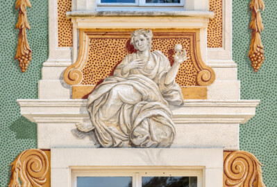Schloss Bruchsal - Nördliche Orangerie / Nebendienstdienerbau - Von Außen / Von Westen - Blick auf die 14. Allegorie/Figur von Norden/von links; vermutlich Darstellung eines der drei Menschenalter: Erwachsenenalter (ursprünglich gemalt von Giovanni Francesco Marchini, zwischen 1732 und 1737, restauriert von Josef Mariano Kitschker, zwischen 1900 und 1910, erneut restauriert von Klaus Siller (Fassadenmalerei) und  Walter Maschke (Allegorien), 1976) (aufgenommen im Oktober 2018, am Nachmittag)