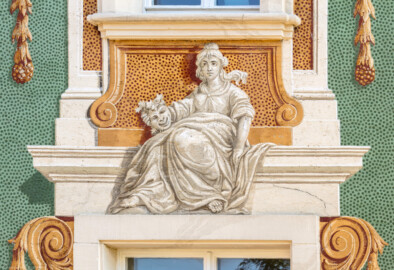 Schloss Bruchsal - Nördliche Orangerie / Nebendienstdienerbau - Von Außen / Von Westen - Blick auf die 1. (ganz linke) Allegorie/Figur von Norden/von links; vermutlich Darstellung der Göttin der Liebe und Schönheit / Planetengöttin Venus (ursprünglich gemalt von Giovanni Francesco Marchini, zwischen 1732 und 1737, restauriert von Josef Mariano Kitschker, zwischen 1900 und 1910, erneut restauriert von Klaus Siller (Fassadenmalerei) und  Walter Maschke (Allegorien), 1976) (aufgenommen im Oktober 2018, am Nachmittag)