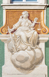 Schloss Bruchsal - Nördliche Orangerie / Nebendienstdienerbau - Von Außen / Von Westen - Blick auf die 4. Allegorie/Figur von Norden/von links: vermutlich Darstellung der Kardinaltugend Gerechtigkeit (ursprünglich gemalt von Giovanni Francesco Marchini, zwischen 1732 und 1737, restauriert von Josef Mariano Kitschker, zwischen 1900 und 1910, erneut restauriert von Klaus Siller (Fassadenmalerei) und  Walter Maschke (Allegorien), 1976) (aufgenommen im Oktober 2018, am Nachmittag)