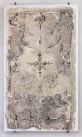 Schloss Bruchsal - Kirchenflügel / Hofkirche / St. Damian und Hugo - Von Innen - Keller / Lapidarium - Stuckelement eines Fenstergewändes der Hofkirche, datiert um 1730 (aufgenommen im Oktober 2018, am späten Vormittag) Schloss Bruchsal - Kirchenflügel / Hofkirche / St. Damian und Hugo - Von Innen - Keller / Lapidarium - Stuckelement eines Fenstergewändes der Hofkirche, datiert um 1730 (aufgenommen im Oktober 2018, am späten Vormittag)