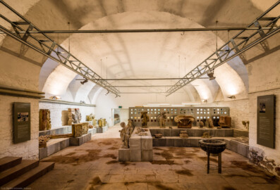 Schloss Bruchsal - Kirchenflügel / Hofkirche / St. Damian und Hugo - Von Innen - Keller / Lapidarium - Blick durch das Lapidarium von Westen nach Osten (aufgenommen im Oktober 2018, am späten Vormittag) Schloss Bruchsal - Kirchenflügel / Hofkirche / St. Damian und Hugo - Von Innen - Keller / Lapidarium - Blick durch das Lapidarium von Westen nach Osten (aufgenommen im Oktober 2018, am späten Vormittag)