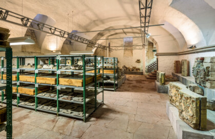 Schloss Bruchsal - Kirchenflügel / Hofkirche / St. Damian und Hugo - Von Innen - Keller / Lapidarium - Blick durch das Lapidarium von Osten nach Westen (aufgenommen im Oktober 2018, um die Mittagszeit) Schloss Bruchsal - Kirchenflügel / Hofkirche / St. Damian und Hugo - Von Innen - Keller / Lapidarium - Blick durch das Lapidarium von Osten nach Westen (aufgenommen im Oktober 2018, um die Mittagszeit)