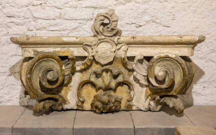 Schloss Bruchsal - Kirchenflügel / Hofkirche / St. Damian und Hugo - Von Innen - Keller / Lapidarium - Pilasterkapitell der Fassade des Corps de Logis, datiert Mitte 18. Jahrhundert (aufgenommen im Oktober 2018, um die Mittagszeit) Schloss Bruchsal - Kirchenflügel / Hofkirche / St. Damian und Hugo - Von Innen - Keller / Lapidarium - Pilasterkapitell der Fassade des Corps de Logis, datiert Mitte 18. Jahrhundert (aufgenommen im Oktober 2018, um die Mittagszeit)