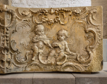 Schloss Bruchsal - Kirchenflügel / Hofkirche / St. Damian und Hugo - Von Innen - Keller / Lapidarium - Balustrade des Gartenbalkons des Corps de Logis, datiert Mitte 18. Jahrhundert (aufgenommen im Oktober 2018, am frühen Nachmittag) Schloss Bruchsal - Kirchenflügel / Hofkirche / St. Damian und Hugo - Von Innen - Keller / Lapidarium - Balustrade des Gartenbalkons des Corps de Logis, datiert Mitte 18. Jahrhundert (aufgenommen im Oktober 2018, am frühen Nachmittag)