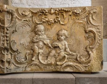 Schloss Bruchsal - Kirchenflügel / Hofkirche / St. Damian und Hugo - Von Innen - Keller / Lapidarium - Balustrade des Gartenbalkons des Corps de Logis, datiert Mitte 18. Jahrhundert (aufgenommen im Oktober 2018, am frühen Nachmittag) Schloss Bruchsal - Kirchenflügel / Hofkirche / St. Damian und Hugo - Von Innen - Keller / Lapidarium - Balustrade des Gartenbalkons des Corps de Logis, datiert Mitte 18. Jahrhundert (aufgenommen im Oktober 2018, am frühen Nachmittag)