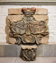 Schloss Bruchsal - Kirchenflügel / Hofkirche / St. Damian und Hugo - Von Innen - Keller / Lapidarium - Wappen von Franz Christoph von Hutten an der Tabakfabrik in der Wilderichstraße, datiert Mitte 18. Jahrhundert (aufgenommen im Oktober 2018, am frühen Nachmittag) Schloss Bruchsal - Kirchenflügel / Hofkirche / St. Damian und Hugo - Von Innen - Keller / Lapidarium - Wappen von Franz Christoph von Hutten an der Tabakfabrik in der Wilderichstraße, datiert Mitte 18. Jahrhundert (aufgenommen im Oktober 2018, am frühen Nachmittag)