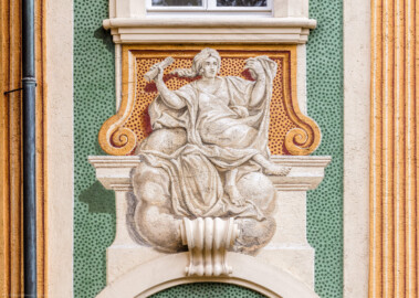 Schloss Bruchsal - Nördliche Orangerie / Nebendienstdienerbau - Von Außen / Von Westen - Blick auf die 5. Allegorie/Figur von Norden/von links (ursprünglich gemalt von Giovanni Francesco Marchini, zwischen 1732 und 1737, restauriert von Josef Mariano Kitschker, zwischen 1900 und 1910, erneut restauriert von Klaus Siller (Fassadenmalerei) und  Walter Maschke (Allegorien), 1976) (aufgenommen im Oktober 2018, am Nachmittag)