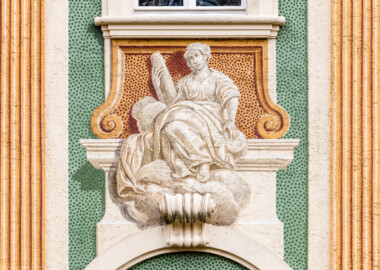 Schloss Bruchsal - Nördliche Orangerie / Nebendienstdienerbau - Von Außen / Von Westen - Blick auf die 6. Allegorie/Figur von Norden/von links; vermutlich Darstellung der Kardinaltugend Tapferkeit (ursprünglich gemalt von Giovanni Francesco Marchini, zwischen 1732 und 1737, restauriert von Josef Mariano Kitschker, zwischen 1900 und 1910, erneut restauriert von Klaus Siller (Fassadenmalerei) und  Walter Maschke (Allegorien), 1976) (aufgenommen im Oktober 2018, am Nachmittag)