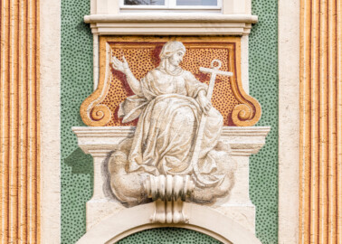 Schloss Bruchsal - Nördliche Orangerie / Nebendienstdienerbau - Von Außen / Von Westen - Blick auf die 7. Allegorie/Figur von Norden/von links; vermutlich Darstellung einer der drei göttlichen Tugenden bzw. theologischen Tugenden: Hoffnung (ursprünglich gemalt von Giovanni Francesco Marchini, zwischen 1732 und 1737, restauriert von Josef Mariano Kitschker, zwischen 1900 und 1910, erneut restauriert von Klaus Siller (Fassadenmalerei) und  Walter Maschke (Allegorien), 1976) (aufgenommen im Oktober 2018, am Nachmittag)