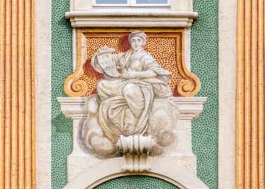 Schloss Bruchsal - Nördliche Orangerie / Nebendienstdienerbau - Von Außen / Von Westen - Blick auf die 10. Allegorie/Figur von Norden/von links (ursprünglich gemalt von Giovanni Francesco Marchini, zwischen 1732 und 1737, restauriert von Josef Mariano Kitschker, zwischen 1900 und 1910, erneut restauriert von Klaus Siller (Fassadenmalerei) und  Walter Maschke (Allegorien), 1976) (aufgenommen im Oktober 2018, am Nachmittag)