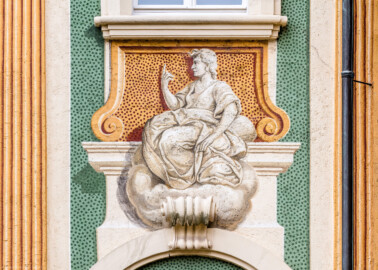 Schloss Bruchsal - Nördliche Orangerie / Nebendienstdienerbau - Von Außen / Von Westen - Blick auf die 11. Allegorie/Figur von Norden/von links (ursprünglich gemalt von Giovanni Francesco Marchini, zwischen 1732 und 1737, restauriert von Josef Mariano Kitschker, zwischen 1900 und 1910, erneut restauriert von Klaus Siller (Fassadenmalerei) und  Walter Maschke (Allegorien), 1976) (aufgenommen im Oktober 2018, am Nachmittag)