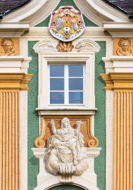Schloss Bruchsal - Nördliche Orangerie / Nebendienstdienerbau - Von Außen / Von Westen - Blick auf die Mitte der Westfassade mit der Illusionsmalerei und dem Wappenschild (ursprünglich gemalt von Giovanni Francesco Marchini, zwischen 1732 und 1737, restauriert von Josef Mariano Kitschker, zwischen 1900 und 1910, erneut restauriert von Klaus Siller (Fassadenmalerei) und Walter Maschke (Allegorien), 1976) (aufgenommen im Oktober 2018, am Nachmittag) Schloss Bruchsal - Nördliche Orangerie / Nebendienstdienerbau - Von Außen / Von Westen - Blick auf die Mitte der Westfassade mit der Illusionsmalerei und dem Wappenschild (ursprünglich gemalt von Giovanni Francesco Marchini, zwischen 1732 und 1737, restauriert von Josef Mariano Kitschker, zwischen 1900 und 1910, erneut restauriert von Klaus Siller (Fassadenmalerei) und Walter Maschke (Allegorien), 1976) (aufgenommen im Oktober 2018, am Nachmittag)