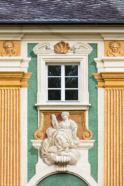 Schloss Bruchsal - Nördliche Orangerie / Nebendienstdienerbau - Von Außen / Von Westen - Blick auf die Westfassade mit der Illusionsmalerei im Bereich der 6. Allegorie/Figur (von Norden/von links gezählt) (ursprünglich gemalt von Giovanni Francesco Marchini, zwischen 1732 und 1737, restauriert von Josef Mariano Kitschker, zwischen 1900 und 1910, erneut restauriert von Klaus Siller (Fassadenmalerei) und  Walter Maschke (Allegorien), 1976) (aufgenommen im Oktober 2018, am Nachmittag)