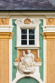 Schloss Bruchsal - Nördliche Orangerie / Nebendienstdienerbau - Von Außen / Von Westen - Blick auf die Westfassade mit der Illusionsmalerei im Bereich der 6. Allegorie/Figur (von Norden/von links gezählt) (ursprünglich gemalt von Giovanni Francesco Marchini, zwischen 1732 und 1737, restauriert von Josef Mariano Kitschker, zwischen 1900 und 1910, erneut restauriert von Klaus Siller (Fassadenmalerei) und Walter Maschke (Allegorien), 1976) (aufgenommen im Oktober 2018, am Nachmittag) Schloss Bruchsal - Nördliche Orangerie / Nebendienstdienerbau - Von Außen / Von Westen - Blick auf die Westfassade mit der Illusionsmalerei im Bereich der 6. Allegorie/Figur (von Norden/von links gezählt) (ursprünglich gemalt von Giovanni Francesco Marchini, zwischen 1732 und 1737, restauriert von Josef Mariano Kitschker, zwischen 1900 und 1910, erneut restauriert von Klaus Siller (Fassadenmalerei) und Walter Maschke (Allegorien), 1976) (aufgenommen im Oktober 2018, am Nachmittag)