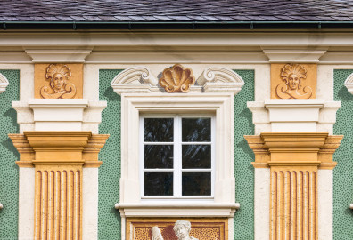 Schloss Bruchsal - Nördliche Orangerie / Nebendienstdienerbau - Von Außen / Von Westen - Blick nach oben auf einen Ausschnitt der Westfassade mit der Illusionsmalerei (ursprünglich gemalt von Giovanni Francesco Marchini, zwischen 1732 und 1737, restauriert von Josef Mariano Kitschker, zwischen 1900 und 1910, erneut restauriert von Klaus Siller (Fassadenmalerei) und Walter Maschke (Allegorien), 1976) (aufgenommen im Oktober 2018, am Nachmittag) Schloss Bruchsal - Nördliche Orangerie / Nebendienstdienerbau - Von Außen / Von Westen - Blick nach oben auf einen Ausschnitt der Westfassade mit der Illusionsmalerei (ursprünglich gemalt von Giovanni Francesco Marchini, zwischen 1732 und 1737, restauriert von Josef Mariano Kitschker, zwischen 1900 und 1910, erneut restauriert von Klaus Siller (Fassadenmalerei) und Walter Maschke (Allegorien), 1976) (aufgenommen im Oktober 2018, am Nachmittag)