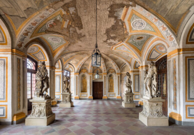 Schloss Bruchsal - Hauptbau - Erdgeschoss - Gartensaal / Sala Terrena - Blick von der südlichen Tür nach Norden in den Gartensaal / die Sala Terrena (Malereien ursprünglich von Giovanni Francesco Marchini, zwischen 1731 und 1736, restauriert von der Restauratoren-Arbeitsgemeinschaft Alfred Panowsky / Klaus Siller, 1982 bis 1986; originales Skultpturenensemble "Vier Elemente" von Joachim Günther, Kopien stehen im Schlossgarten) (aufgenommen im Oktober 2018, am Vormittag)