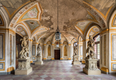 Schloss Bruchsal - Hauptbau - Erdgeschoss - Gartensaal / Sala Terrena - Blick von der nördlichen Tür nach Süden in den Gartensaal / die Sala Terrena (Malereien ursprünglich von Giovanni Francesco Marchini, zwischen 1731 und 1736, restauriert von der Restauratoren-Arbeitsgemeinschaft Alfred Panowsky / Klaus Siller, 1982 bis 1986; originales Skultpturenensemble "Vier Elemente" von Joachim Günther, Kopien stehen im Schlossgarten) (aufgenommen im Oktober 2018, am späten Vormittag)