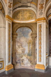 Schloss Bruchsal - Hauptbau - Erdgeschoss - Gartensaal / Sala Terrena - Nordostnische - Blick auf die nur teilweise restaurierten Malereien, unten Landschaftvedute, oben Puttenfiguren (Malereien ursprünglich von Giovanni Francesco Marchini, zwischen 1731 und 1736, restauriert von der Restauratoren-Arbeitsgemeinschaft Alfred Panowsky / Klaus Siller, 1982 bis 1986) (aufgenommen im Oktober 2018, am frühen Nachmittag)