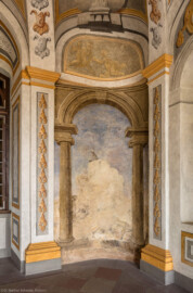 Schloss Bruchsal - Hauptbau - Erdgeschoss - Gartensaal / Sala Terrena - Südostnische - Blick auf die nur teilweise restaurierten Malereien, unten Landschaftvedute, oben Puttenfiguren (Malereien ursprünglich von Giovanni Francesco Marchini, zwischen 1731 und 1736, restauriert von der Restauratoren-Arbeitsgemeinschaft Alfred Panowsky / Klaus Siller, 1982 bis 1986) (aufgenommen im Oktober 2018, am frühen Nachmittag)