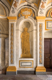 Schloss Bruchsal - Hauptbau - Erdgeschoss - Gartensaal / Sala Terrena - Südostnische - Blick auf die nur andeutungsweise restaurierte Malerei einer Figur (Malereien ursprünglich von Giovanni Francesco Marchini, zwischen 1731 und 1736, restauriert von der Restauratoren-Arbeitsgemeinschaft Alfred Panowsky / Klaus Siller, 1982 bis 1986) (aufgenommen im Oktober 2018, am frühen Nachmittag)