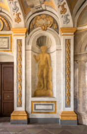 Schloss Bruchsal - Hauptbau - Erdgeschoss - Gartensaal / Sala Terrena - Nordostnische - Blick auf die nur andeutungsweise restaurierte Malerei einer Figur (Malereien ursprünglich von Giovanni Francesco Marchini, zwischen 1731 und 1736, restauriert von der Restauratoren-Arbeitsgemeinschaft Alfred Panowsky / Klaus Siller, 1982 bis 1986) (aufgenommen im Oktober 2018, am frühen Nachmittag)