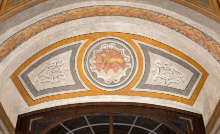 Schloss Bruchsal - Hauptbau - Erdgeschoss - Gartensaal / Sala Terrena - Östlicher Haupteingang - Blick nach oben auf das Sturzfeld über der Türe mit dem Wappen von Kardinal Graf Damian Hugo von Schönborn (Malereien ursprünglich von Giovanni Francesco Marchini, zwischen 1731 und 1736, restauriert von der Restauratoren-Arbeitsgemeinschaft Alfred Panowsky / Klaus Siller, 1982 bis 1986) (aufgenommen im Oktober 2018, am frühen Nachmittag)