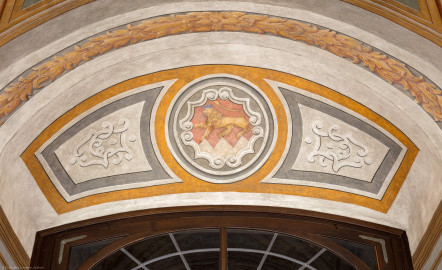 Schloss Bruchsal - Hauptbau - Erdgeschoss - Gartensaal / Sala Terrena - Östlicher Haupteingang - Blick nach oben auf das Sturzfeld über der Türe mit dem Wappen von Kardinal Graf Damian Hugo von Schönborn (Malereien ursprünglich von Giovanni Francesco Marchini, zwischen 1731 und 1736, restauriert von der Restauratoren-Arbeitsgemeinschaft Alfred Panowsky / Klaus Siller, 1982 bis 1986) (aufgenommen im Oktober 2018, am frühen Nachmittag) Schloss Bruchsal - Hauptbau - Erdgeschoss - Gartensaal / Sala Terrena - Östlicher Haupteingang - Blick nach oben auf das Sturzfeld über der Türe mit dem Wappen von Kardinal Graf Damian Hugo von Schönborn (Malereien ursprünglich von Giovanni Francesco Marchini, zwischen 1731 und 1736, restauriert von der Restauratoren-Arbeitsgemeinschaft Alfred Panowsky / Klaus Siller, 1982 bis 1986) (aufgenommen im Oktober 2018, am frühen Nachmittag)