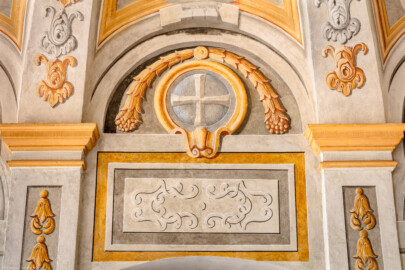 Schloss Bruchsal - Hauptbau - Erdgeschoss - Gartensaal / Sala Terrena - Nördlicher Eingang - Blick nach oben auf Details der Malerei oberhalb der Türe und auf das Wappen des Bistums Speyer (Malereien ursprünglich von Giovanni Francesco Marchini, zwischen 1731 und 1736, restauriert von der Restauratoren-Arbeitsgemeinschaft Alfred Panowsky / Klaus Siller, 1982 bis 1986) (aufgenommen im Oktober 2018, am frühen Nachmittag)